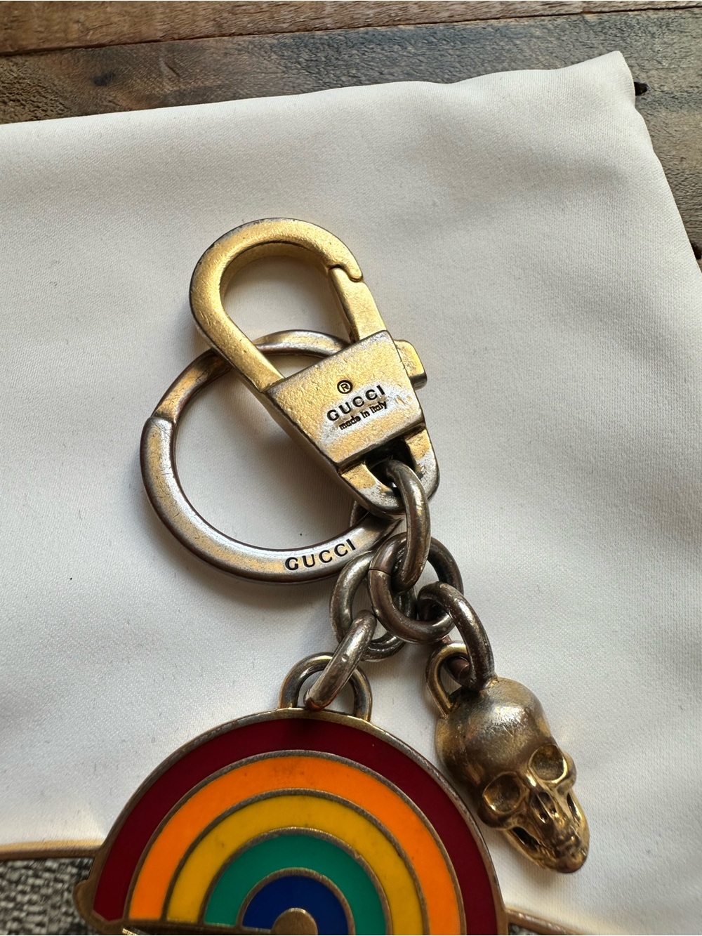 Gucci | Enamel Rainbow UFO Keyring with Skull in Gold - Picture 10 of 16